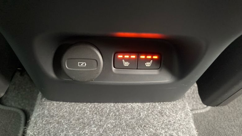 Volvo XC40 2.0 B4P Ultra Dark 5dr Auto Petrol Estate